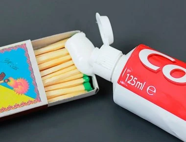 Πήρε ένα κουτί σπίρτα και τους έβαλε οδοντόκρεμα - Αυτός είναι ο λόγος (βίντεο)